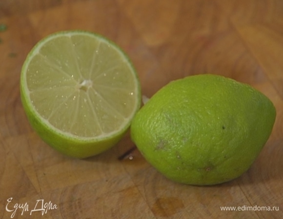 Из лайма выжать сок.