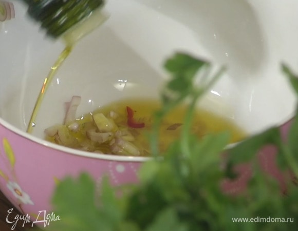 Приготовить маринад: в глубокой миске соединить шалот и перец чили, влить оливковое масло, сок лайма, добавить укроп и перемешать.