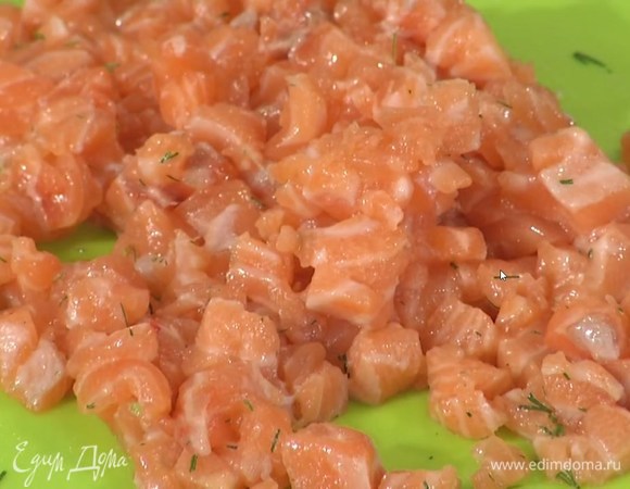 Семгу нарезать маленькими кусочками.