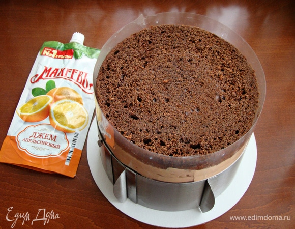 Сверху на апельсиновый джем нанести оставшуюся часть шоколадного мусса. Все накрыть третьим коржом и поставить в холодильник часа на 3–4 для стабилизации.