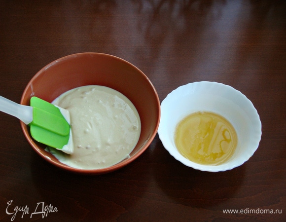 Растопить шоколад и мед любым способом: в СВЧ-печи или на водяной бане. Смешать.