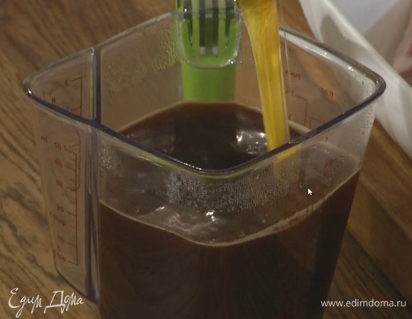 В холодный кофе добавить мед, соль и все перемешать.