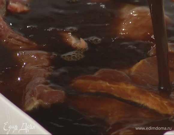 Свинину поместить в глубокую посуду, залить маринадом и дать постоять пару часов при комнатной температуре, затем вынуть из маринада и промокнуть бумажным полотенцем.