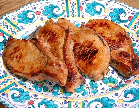 Разогреть в тяжелой сковороде сливочное масло и жарить мясо по 7‒10 минут с каждой стороны до готовности.