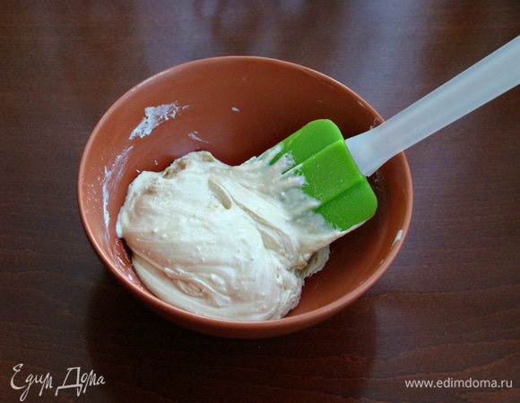 Смесь при перемешивании загустеет. Поэтому ее необходимо вымесить руками до пластичного мягкого состояния.