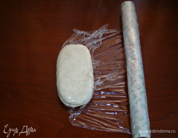 Затем шоколадную смесь завернуть в пищевую пленку и положить в холодильник часа на 2.