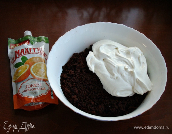 Для начинки шоколадный бисквит измельчить в крошку, добавить крем из сливочного масла и сгущенного молока и все перемешать.