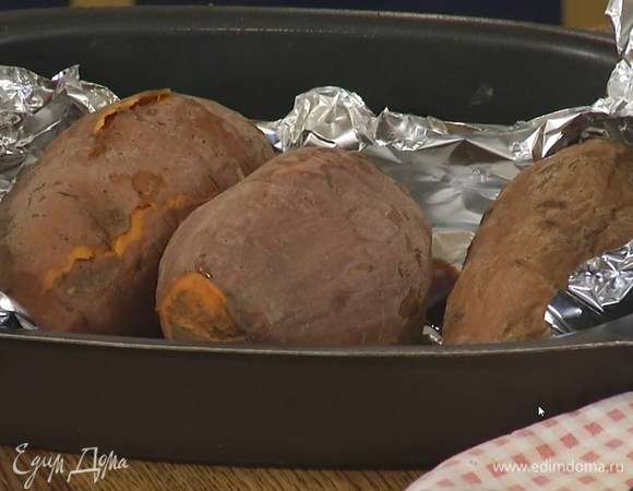 Батат завернуть в фольгу и запекать в разогретой духовке 30‒40 минут.