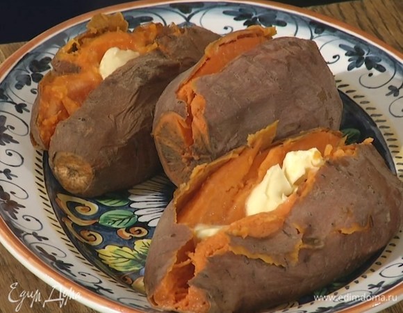 Горячий батат выложить на тарелку, надрезать вдоль, не прорезая до конца, и поместить в надрезы по 1 ч. ложке сливочного масла.