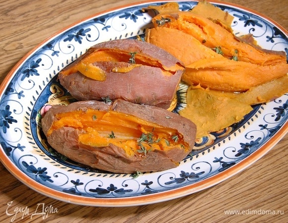 Картофель посолить, посыпать листьями тимьяна и сразу подавать.