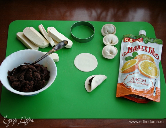 Остывшую шоколадную массу нарезать на порционные кусочки. Каждую часть размять руками (нагреть), тонко раскатать, вырезать кружочки и налепить пельмени. Готовые пельмени поставить в холодильник. Если шоколадная масса липнет, то стол можно слегка припылить кукурузным крахмалом.