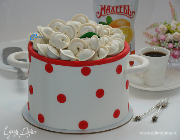 С помощью сахарной мастики торт украсить по своему вкусу. Сверху уложить шоколадные пельмени. Можно подавать к столу.