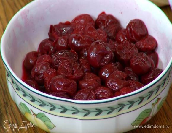 Вишню предварительно разморозить, большую часть образовавшейся жидкости слить.