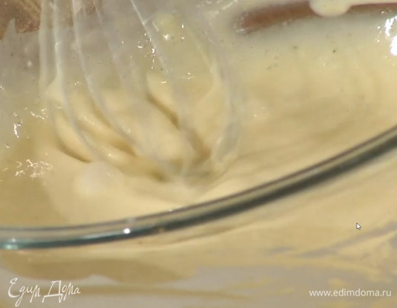 Муку всыпать в большую миску и, непрерывно перемешивая венчиком, влить молочно-яичную массу, так чтобы получилась однородная гладкая масса. Дать тесту постоять.