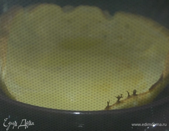 Тяжелую керамическую форму прогреть в духовке, влить оливковое масло и еще немного прогреть, затем, не вынимая форму из духовки, влить в нее отдохнувшее тесто и выпекать 20‒25 минут, не открывая духовки.