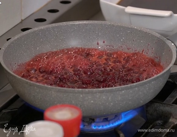 Приготовить соус: разогреть тяжелую сковороду, выложить размороженную вишню, всыпать сахар и перемешать, затем влить кирш, помешивая, выпарить алкоголь и уваривать на маленьком огне 10‒15 минут.
