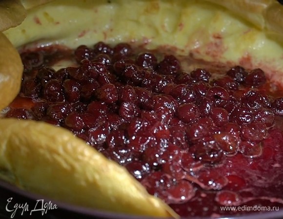 Слегка выдвинуть форму из духовки, влить в центр блина вишневый соус и прогревать еще одну-две минуты, чтобы блин пропитался.