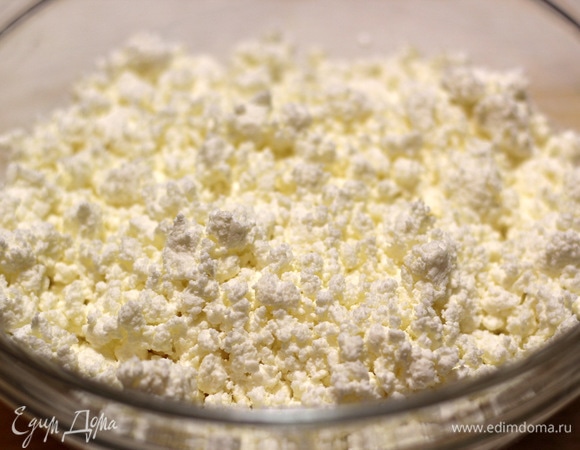 Творог должен быть средней влажности: не сухой, но и не водянистый.