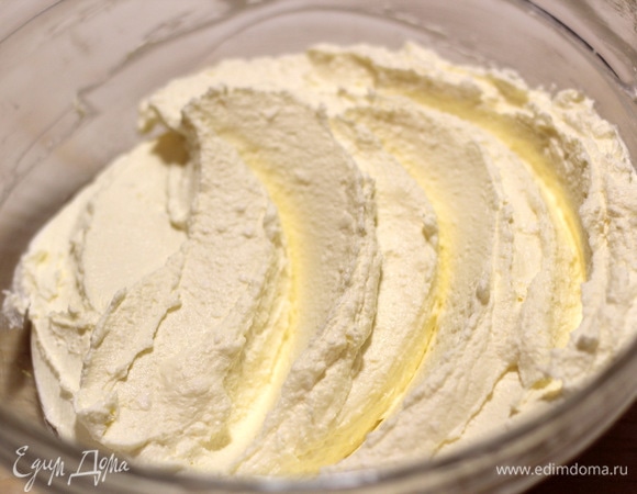 Творог хорошо размять или пробить блендером.