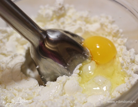 Добавить соль, ванилин, сахар, яйца, хорошо перемешать. Яйцо берите или 1 крупное или 1,5 мелких (взболтать второе яйцо и добавить половину). Сахарную пудру регулируйте по своему вкусу. Соду погасить лимонным соком, добавить к творожной массе, перемешать.