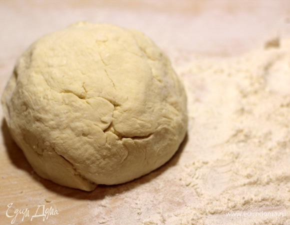 Муку просеять и добавить к творожной массе. Замесить тесто. Смотрите по количеству, мука разная по силе, тесто должно быть нежное, немного липковатое. Много муки не добавляйте, иначе вы забьете тесто, и пончики будут суховатыми. Накрыть пищевой пленкой и оставить на столе на 15 минут отдохнуть.