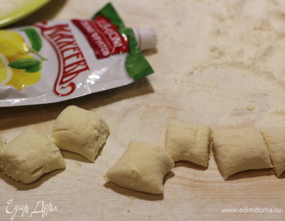 Делим тесто на равные кусочки где-то по 20–30 г.