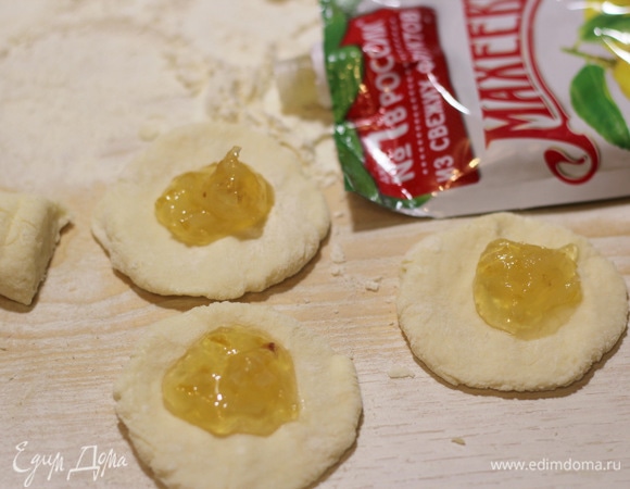 Немного расплюснуть кусочек, чтобы получилась лепешка. Положить внутрь ложечку лимонного джема ТМ «МахеевЪ» и сформировать шарик. Много джема класть не нужно, чтобы он не вытек при жарке.