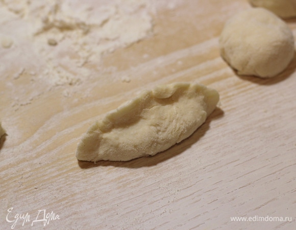 Я сначала скрепляю края, как для вареника, а затем формирую шарик. Скрепить хорошо края очень важно, так как иначе при жарке джем вытечет. Если вдруг такое случилось, не переживайте, масло можно процедить сквозь сито от остатков джема и продолжить жарить пончики.