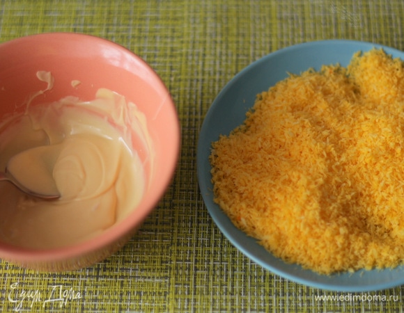 В отдельной мисочке на водяной бане или в микроволновке растапливаем белый шоколад, добавляем каплю желтого красителя. Как вариант, можно взять лимонную желтую глазурь и растопить ее согласно инструкции на упаковке, либо просто взять мед или сгущенку. Насыпаем в блюдце кокосовую стружку. Если нет желтой кокосовой стружки, легко покрасить обычную белую, добавив желтый пищевой краситель. Свою я подкрасила красителем, получилось очень ярко :)