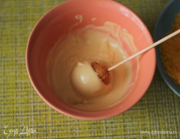 После остывания каждый пончик с помощью деревянной шпажки обмакиваем со всех сторон в шоколад, даем ему стечь и «схватиться».