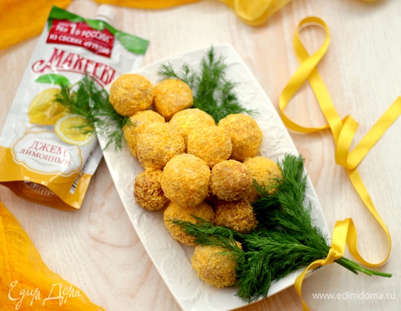 Выкладываем наши пончики на блюдо в форме мимозы, украшаем веточками укропа. Получилась настоящая весенняя ароматная пончиковая мимозка!