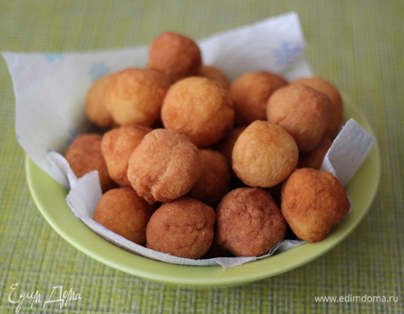 Лайфхак. Перед тем как бросать пончики в масло, хорошо его разогрейте! На поверхности появляются пузырьки, после этого уменьшите огонь до среднего и жарьте пончики. Иначе при сильном огне пончики снаружи быстро подрумянятся, а внутри будут сырыми. А если огонь будет слишком слабым, то пончики впитают много масла.