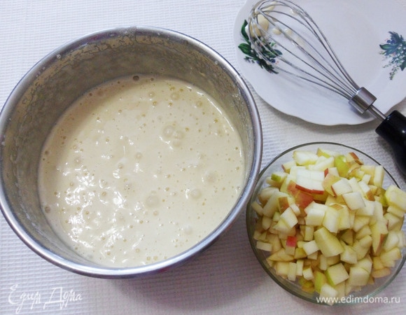 Соединить муку с яичной массой, добавить ванильный сахар, щепотку соли. Перемешать миксером на низких оборотах.