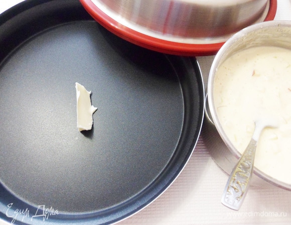 Выпекать шарлотку будем с помощью комплекта Steam Plus Pot. Смазать емкость сливочным маслом.