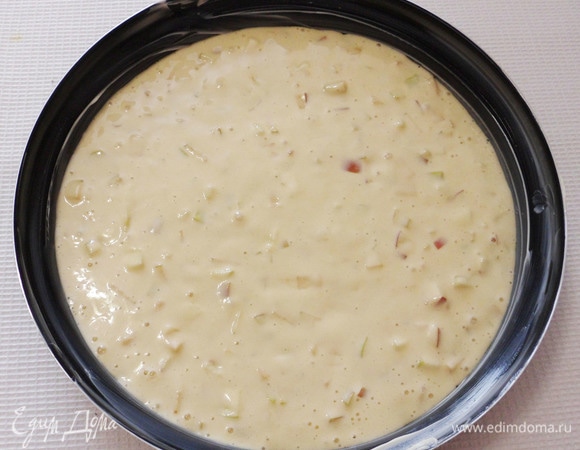 Переложить в нее тесто и накрыть крышкой. Готовить в режиме «Микроволны» при 300 Вт («Разморозка»). Время приготовления — 30 минут.