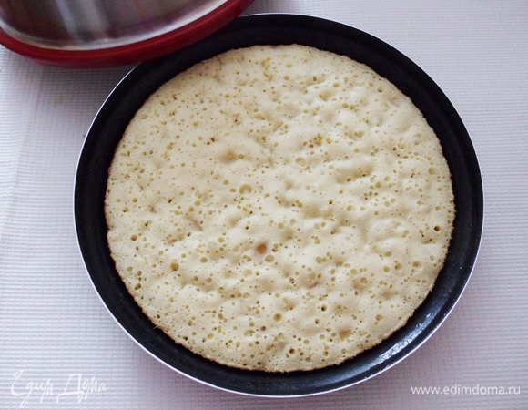 Так выглядит шарлотка через полчаса. Проверяем готовность пирога деревянной шпажкой.