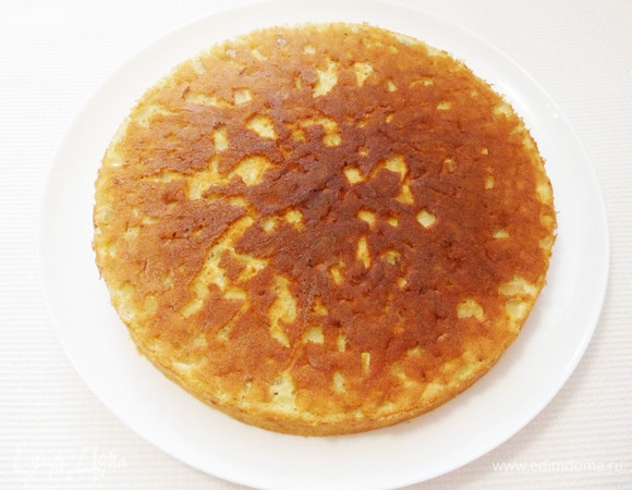 Теперь накрываем пирог подходящей по размеру тарелкой и опрокидываем пирог на нее.