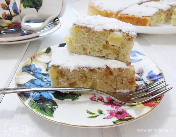 Осталось только пирог охладить и посыпать сахарной пудрой.