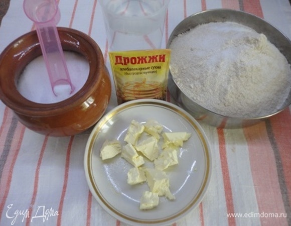 В форму для выпечки высыпаем просеянную муку, соль, сахар, мягкое сливочное масло, 1 яйцо и 1 белок (желток оставляем для смазки булочек), выливаем воду. В диспенсер всыпаем дрожжи. В меню выставляем прграмму. Тамер показывает время приготовления теста — 3 часа 15 минут.