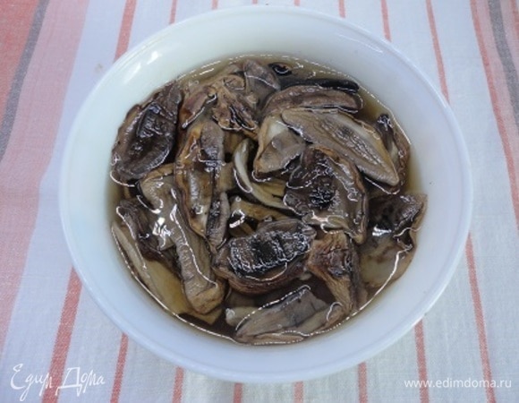 Приготовим начинку. Грибы я замачиваю на несколько часов, затем отвариваю 30 минут. Откидываем грибы на дуршлаг и нарезаем кусочками.