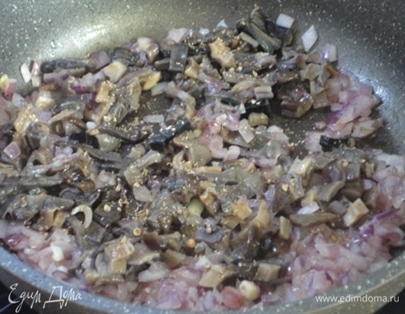 На смеси растительного и сливочного масла поджариваем мелкие кубики красного лука, добавляем грибы и тушим минут 5. Солим, смешиваем с кориандром. Даем остыть.