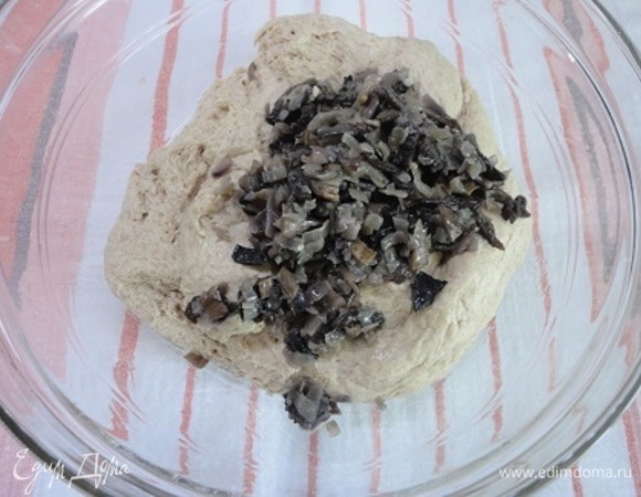 Вмешиваем теплые грибы в тесто.