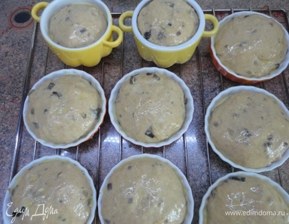 Формируем булочки примерно по 100 г. Выкладываем их в керамические формы, смазанные сливочным маслом. Даем расстояться минут 20–30. Смазываем смесью желтка с молоком и выпекаем в духовке, разогретой до 190°C, 20–25 минут.