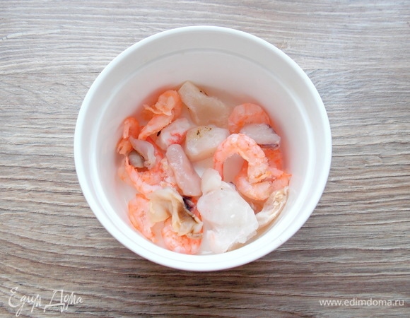 Форму для микроволновой печи смазать растительным маслом. Выложить в нее размороженный морской коктейль и сбрызнуть его лимонным соком. 