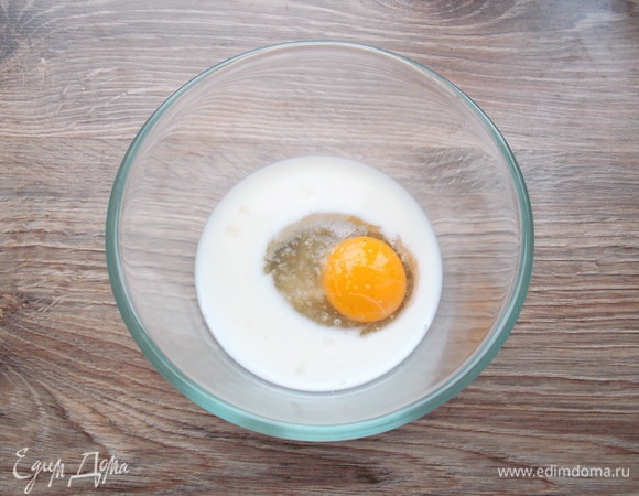 В миску разобьем яйцо, нальем молоко и посолим. Все перемешаем до однородной массы.