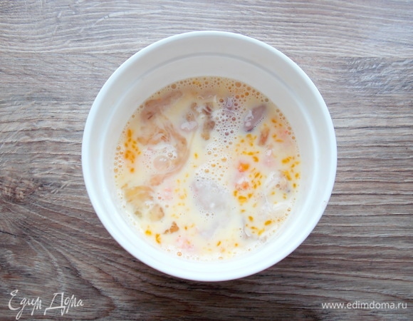 Выливаем яичную смесь к морскому коктейлю и перемешиваем.