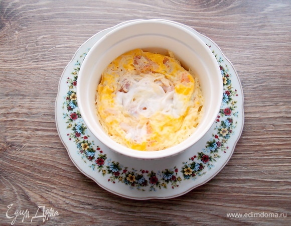 Ставим в микроволновую печку и готовим в режиме «Микроволны» при 1000 Вт в течение 4 минут. На всякий случай лучше покрыть форму куполом для микроволновки.