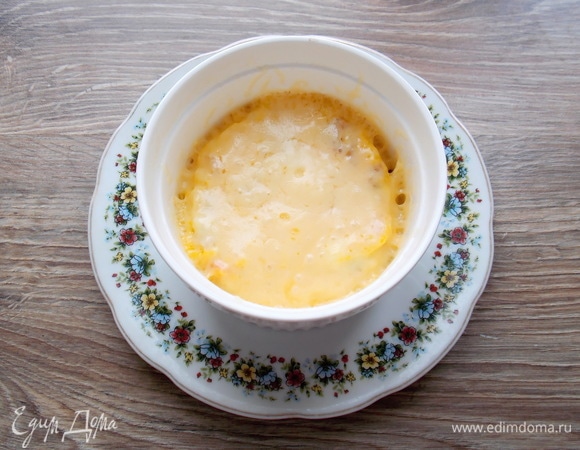 Ставим обратно в микроволновую печку и готовим еще 1 минуту при 1000 Вт. 