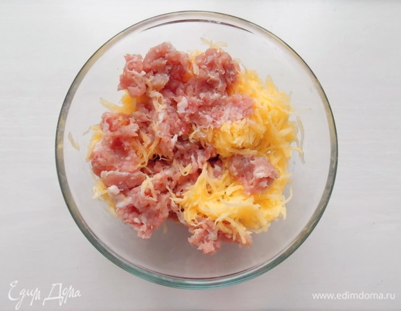 Мясной фарш (у меня свинина) кладем в миску и добавляем натертую на мелкой терке картошку.