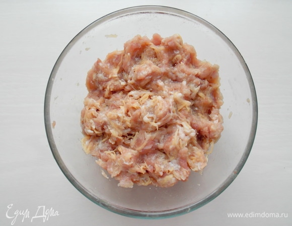 Солим, добавляем мелко нарезаный лук и все тщательно перемешиваем.